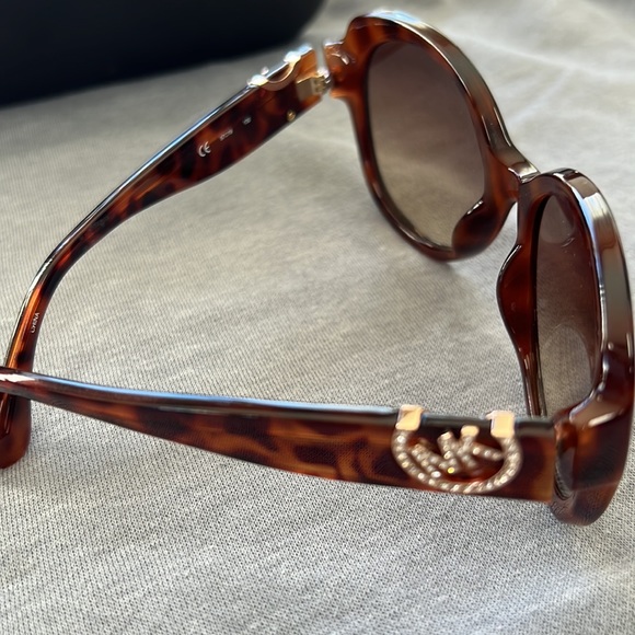 Michael Kors tortoise shell sunglasses. Like new condition. Wore for 1 summer - Picture 4 of 6